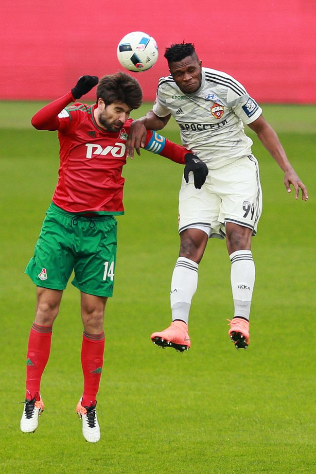 Защитник ФК Локомотив Ведран Чорлука (слева) и форвард ПФК ЦСКА Аарон Оланаре Защитник ФК Локомотив Ведран Чорлука (слева) и форвард ПФК ЦСКА Аарон Оланаре