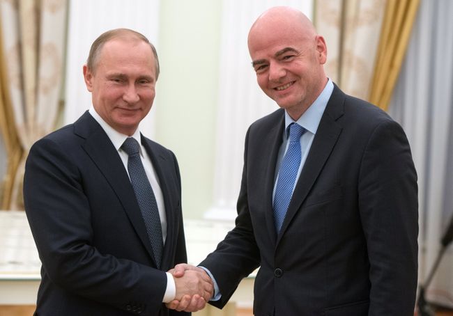 Владимир Путин (слева) и Джанни Инфантино Владимир Путин (слева) и Джанни Инфантино