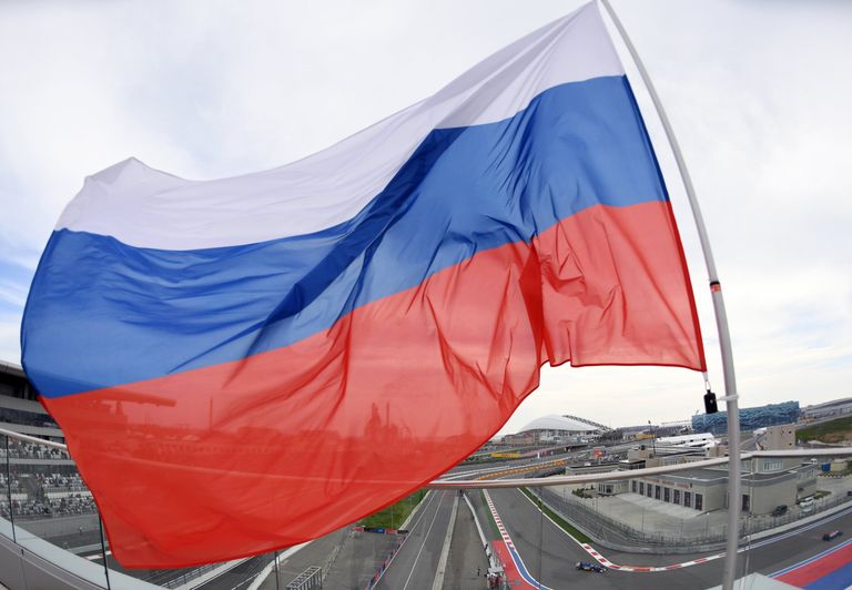 Российский флаг на гоночной трассе Сочи Автодром Российский флаг на гоночной трассе Сочи Автодром