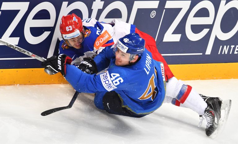 Форвард сборной России Евгений Дадонов (слева) и защитник сборной Казахстана Александр Липин Форвард сборной России Евгений Дадонов (слева) и защитник сборной Казахстана Александр Липин