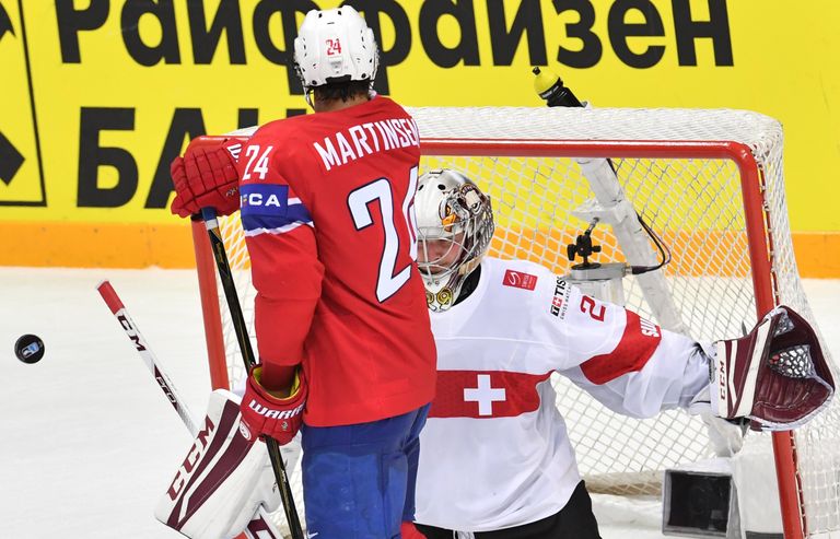 Форвард сборной Норвегии Андреас Мартинсен (слева) и вратарь сборной Швейцарии Роберт Майер Форвард сборной Норвегии Андреас Мартинсен (слева) и вратарь сборной Швейцарии Роберт Майер