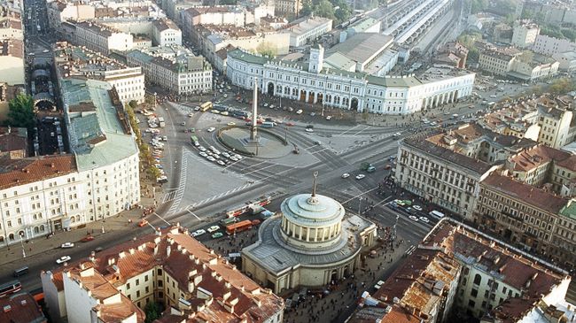 Вид на Площадь Восстания в Санкт-Петербурге с вертолета. Справа - Московский вокзал, слева - гостиница Октябрьская. На первом плане - павильон метро Площадь Восстания. В центре - обелиск Городу-герою Ленинграду, архив 1995 год Вид на Площадь Восстания в Санкт-Петербурге с вертолета. Справа - Московский вокзал, слева - гостиница Октябрьская. На первом плане - павильон метро Площадь Восстания. В центре - обелиск Городу-герою Ленинграду, архив 1995 год