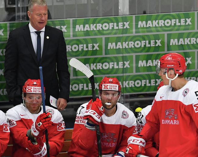 Главный тренер сборной Дании Янне Карлссон (слева на втором плане) и хоккеисты команды Главный тренер сборной Дании Янне Карлссон (слева на втором плане) и хоккеисты команды