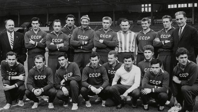 Футболисты сборной СССР и главный тренер Константин Бесков перед стартом ЧЕ-1064 Футболисты сборной СССР и главный тренер Константин Бесков перед стартом ЧЕ-1064