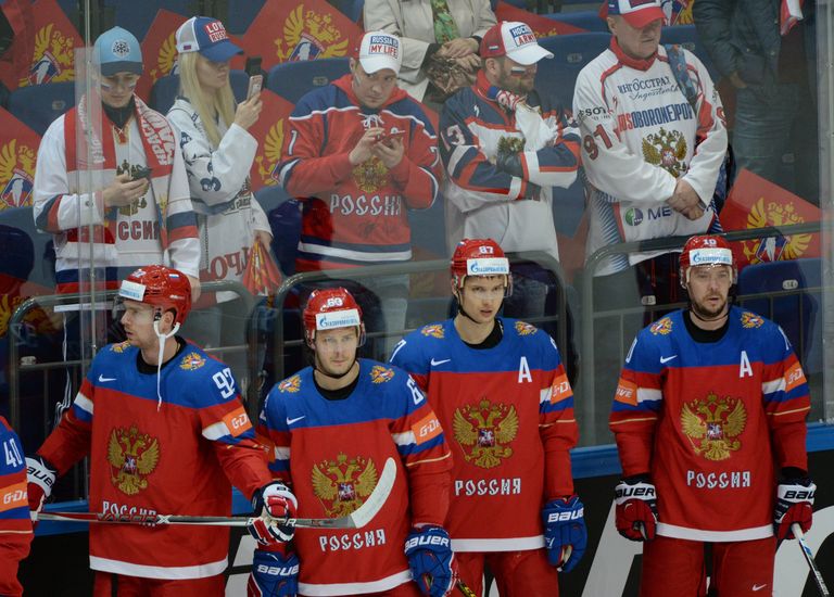 Форварды сборной России Евгений Кузнецов, Евгений Дадонов, Вадим Шипачев и Сергей Мозякин (слева направо) Форварды сборной России Евгений Кузнецов, Евгений Дадонов, Вадим Шипачев и Сергей Мозякин (слева направо)