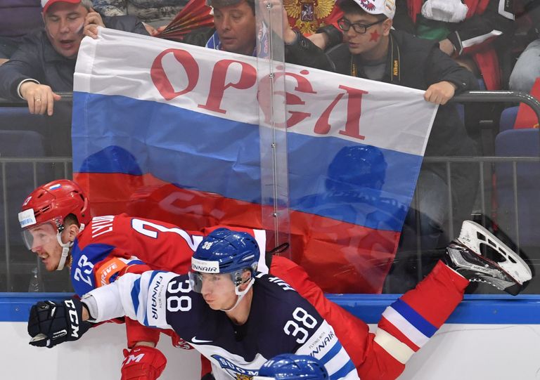 Форвард сборной России Роман Любимов (слева) и защитник сборной Финляндии Юусо Хиетанен Форвард сборной России Роман Любимов (слева) и защитник сборной Финляндии Юусо Хиетанен