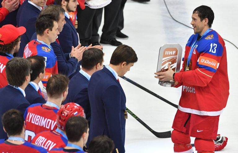 Хоккеисты сборной России с кубком за третье место на чемпионате мира Хоккеисты сборной России с кубком за третье место на чемпионате мира