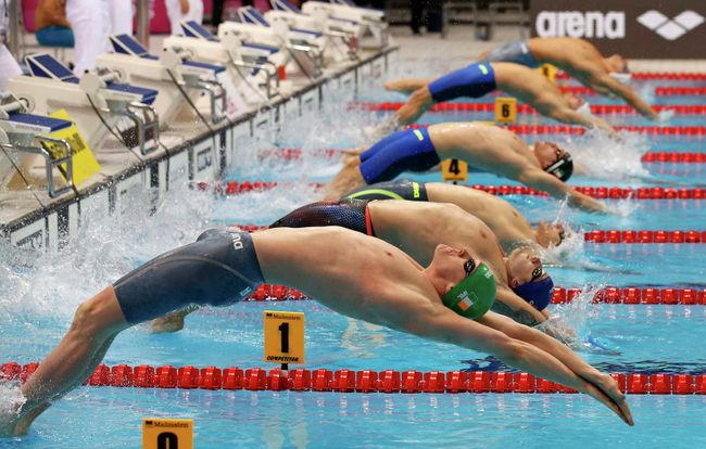 Спортсмены во время заплыва на чемпионате Европы по водным видам спорта 2016 года в Лондоне Спортсмены во время заплыва на чемпионате Европы по водным видам спорта 2016 года в Лондоне