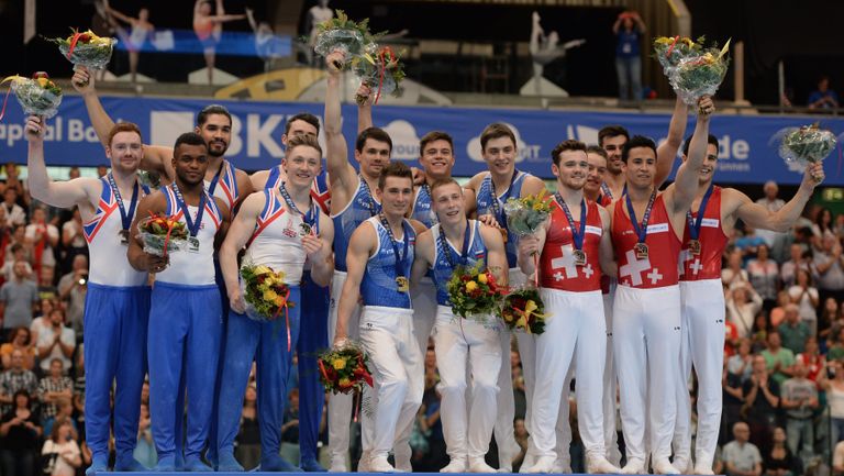 Призеры командного первенства среди мужчин на чемпионате Европы по спортивной гимнастике в Берне на церемонии награждения (слева направо): спортсмены сборной Великобритании - серебряные медали, спортсмены сборной России - золотые медали, спортсмены сборной Швейцарии - бронзовые медали Призеры командного первенства среди мужчин на чемпионате Европы по спортивной гимнастике в Берне на церемонии награждения (слева направо): спортсмены сборной Великобритании - серебряные медали, спортсмены сборной России - золотые медали, спортсмены сборной Швейцарии - бронзовые медали