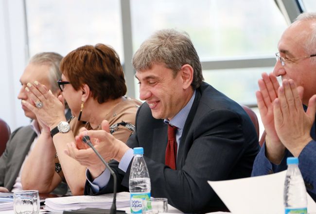 Владелец ФК Краснодар Сергей Галицкий (в центре) на очередном заседании Исполкома РФС