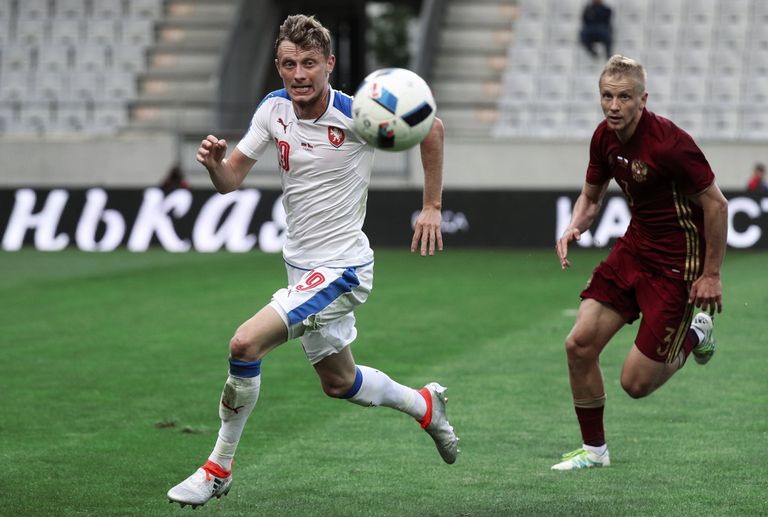 Защитник сборной России Игорь Смольников и полузащитник сборной Чехии Ладислав Крейчи (слева) Защитник сборной России Игорь Смольников и полузащитник сборной Чехии Ладислав Крейчи (слева)