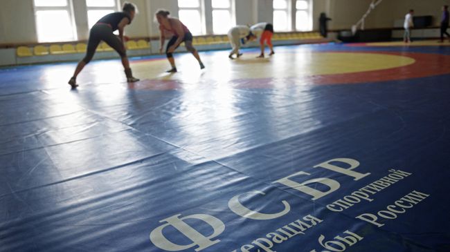 Спортсменки женской сборной РФ по вольной борьбе на тренировке