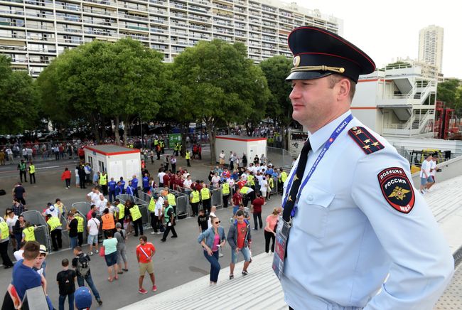 Сотрудник МВД РФ у стадиона Велодром Сотрудник МВД РФ у стадиона Велодром