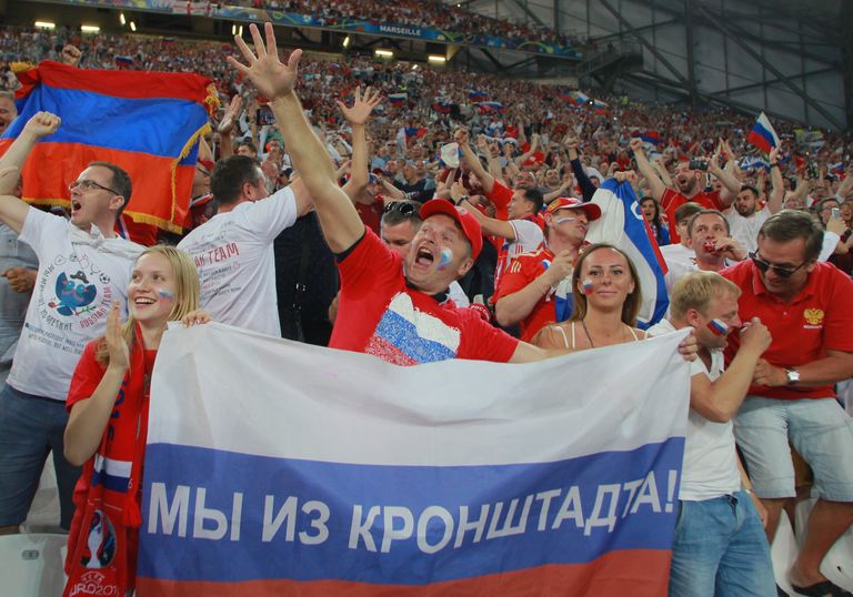 Российские болельщики после матча группового этапа чемпионата Европы-2016 по футболу между сборными Англии и России Российские болельщики после матча группового этапа чемпионата Европы-2016 по футболу между сборными Англии и России