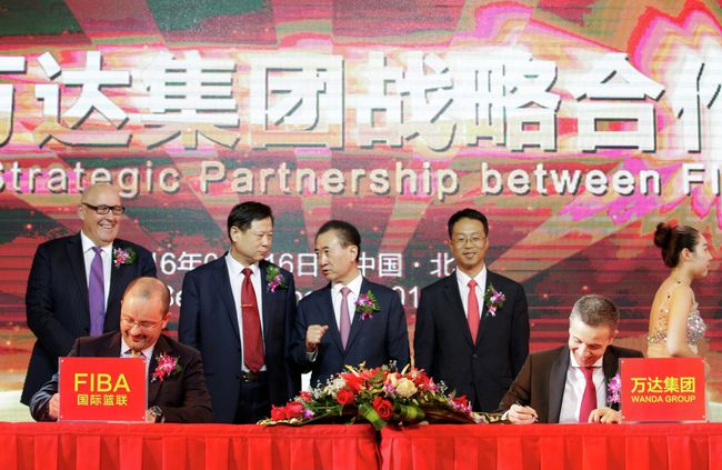 Подписание соглашения о стратегическом партнерстве между FIBA и Wanda Group. Справа - племянник отстраненного от футбольной деятельности бывшего президента ФИФА Йозефа Блаттера Филипп Блаттер
