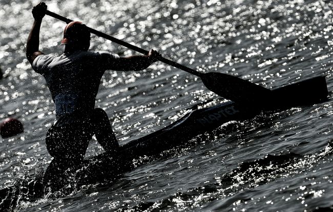 Спортсмен во время заезда на чемпионате России по гребле на байдарках и каноэ