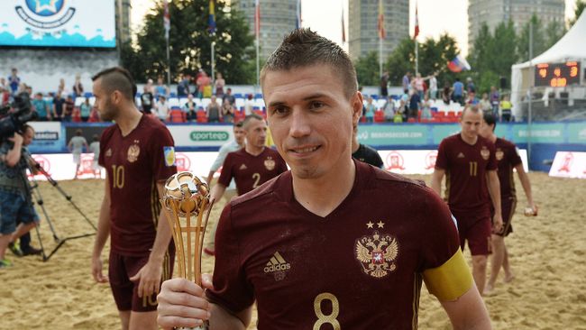 Защитник сборной России по пляжному футболу Илья Леонов (в центре)