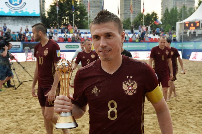 Защитник сборной России по пляжному футболу Илья Леонов (в центре) Защитник сборной России по пляжному футболу Илья Леонов (в центре)
