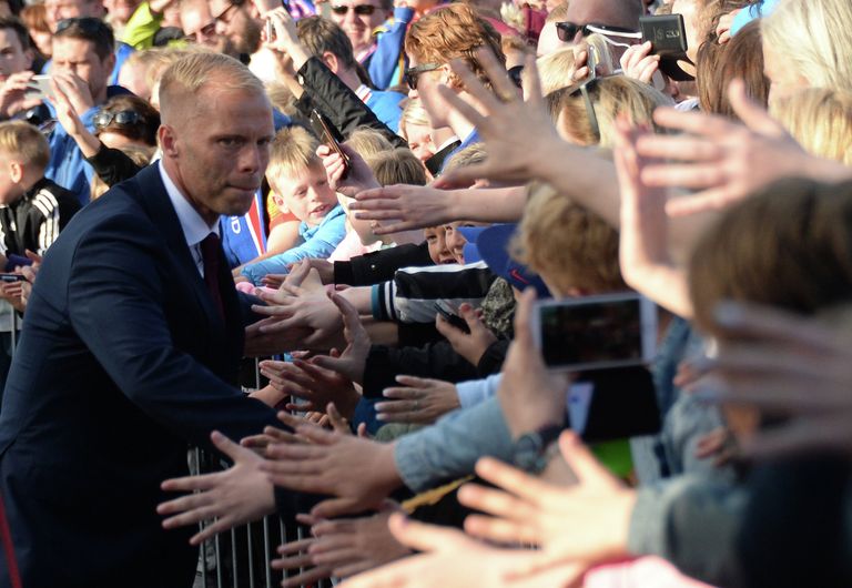 Футболист сборной Исландии Эйдур Смари Гудйонсен (слева) и болельщики сборной Футболист сборной Исландии Эйдур Смари Гудйонсен (слева) и болельщики сборной