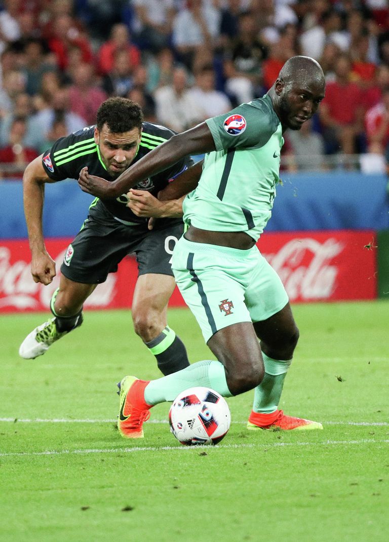Нападающий сборной Уэльса Хал Робсон-Кану (слева) и полузащитник сборной Португалии Перейра Данилу Нападающий сборной Уэльса Хал Робсон-Кану (слева) и полузащитник сборной Португалии Перейра Данилу