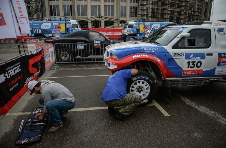 Подготовка автомобиля Nissan Np 33 pick-up пилота российской команды Uspenskiy Rally Tecnica Сергея Успенского Подготовка автомобиля Nissan Np 33 pick-up пилота российской команды Uspenskiy Rally Tecnica Сергея Успенского