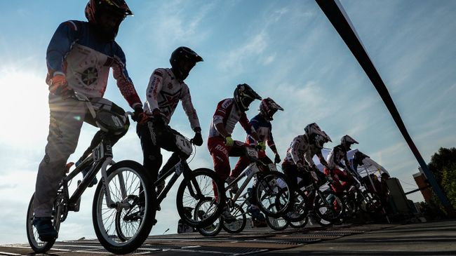 Спортсмены на старте заезда на чемпионате России по велоспорту BMX в Москве