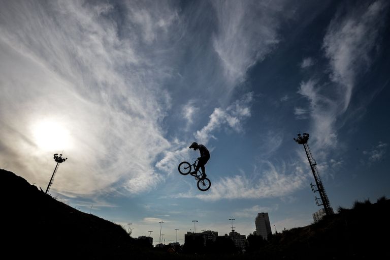 Спортсмен на чемпионате России по велоспорту BMX в Москве