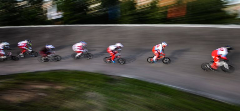 Спортсмены во время заезда на чемпионате России по велоспорту BMX в Москве