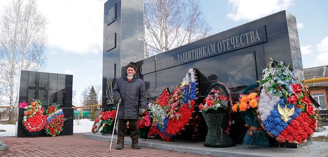 «Хоть какая-то память осталась»: пенсионер пел на улице, чтобы заработать на обелиск другу-ветерану