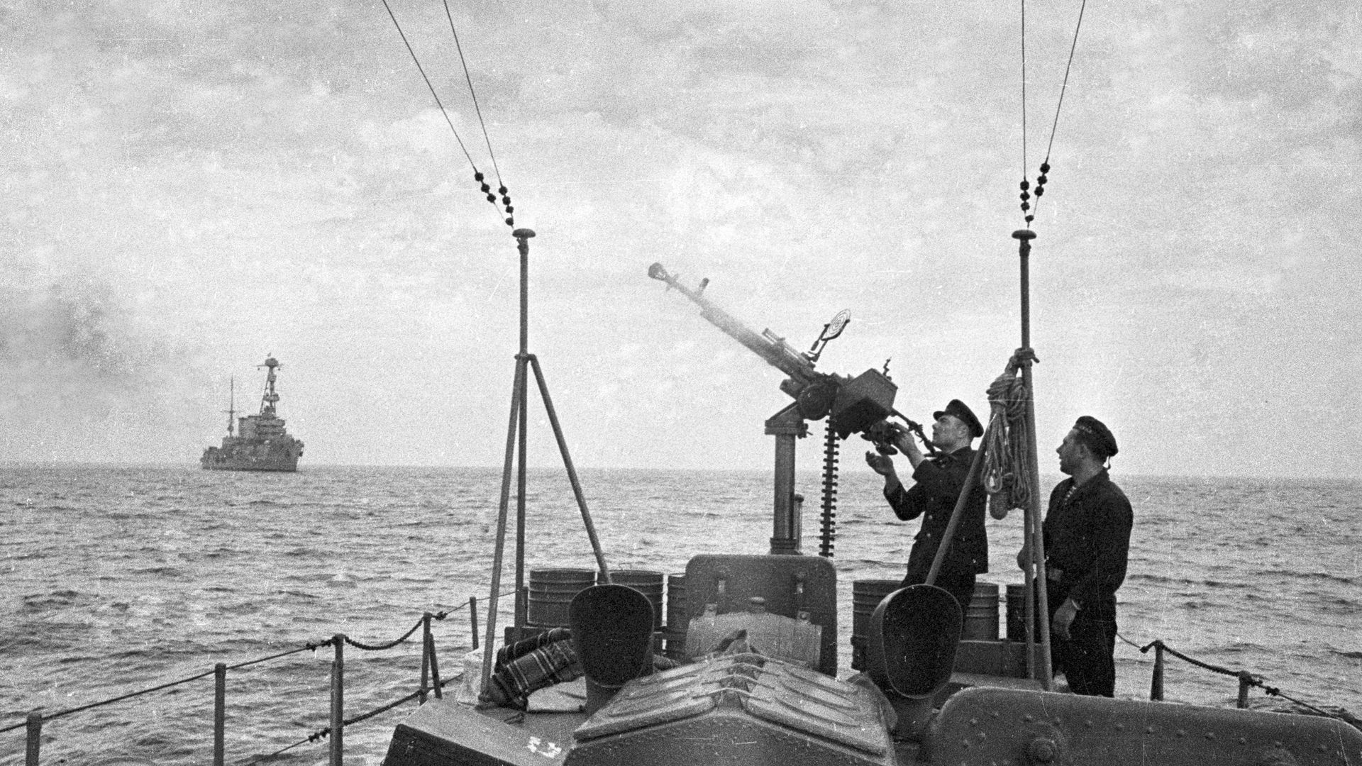Советские моряки наводят зенитный пулемет на вражеский самолет Советские моряки наводят зенитный пулемет на вражеский самолет - РИА Новости, 1920, 03.05.2025