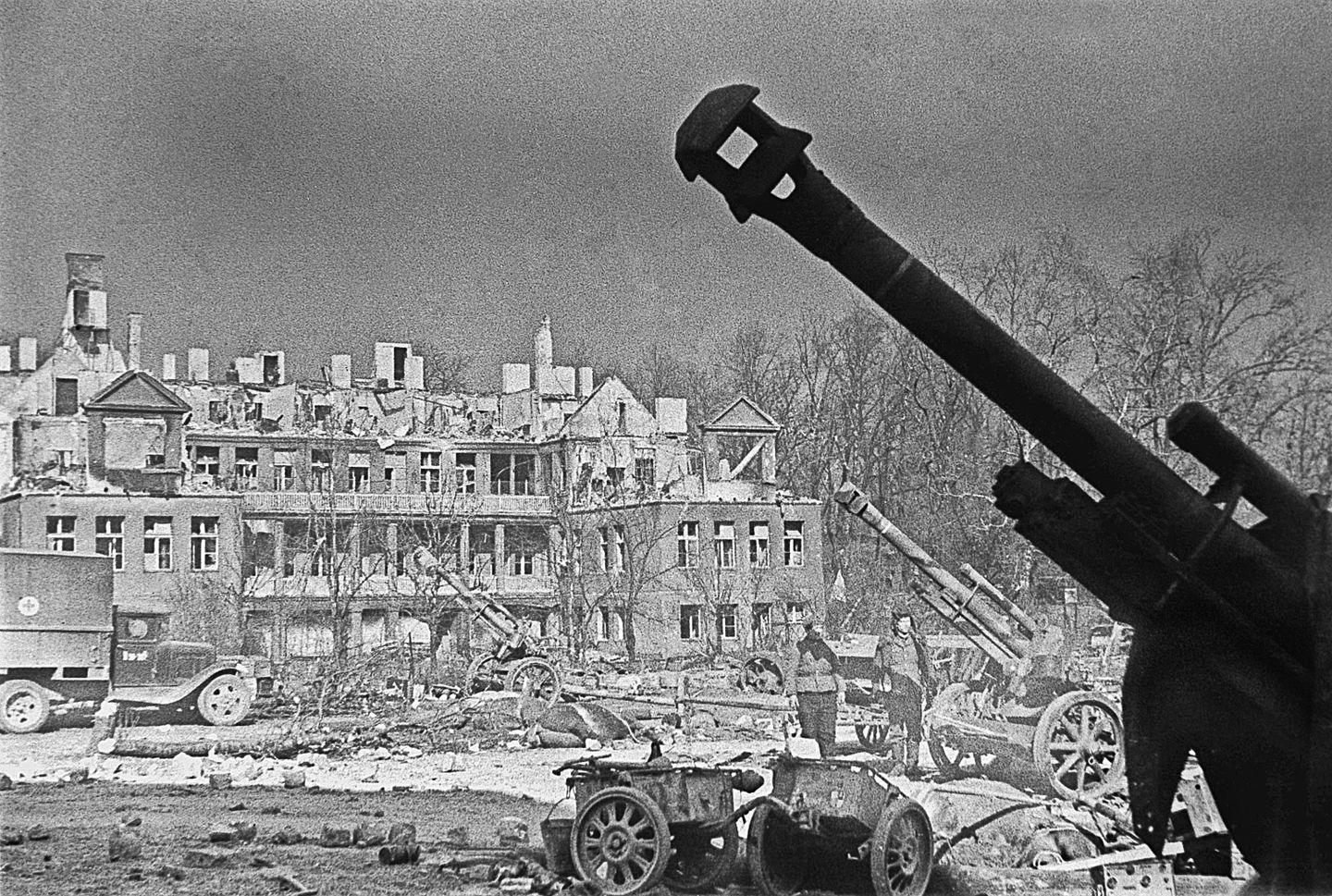 Великая Отечественная война 1941-1945 гг. Разрушенные дома Кенигсберга в 1945 году. Великая Отечественная война 1941-1945 гг. Разрушенные дома Кенигсберга в 1945 году.