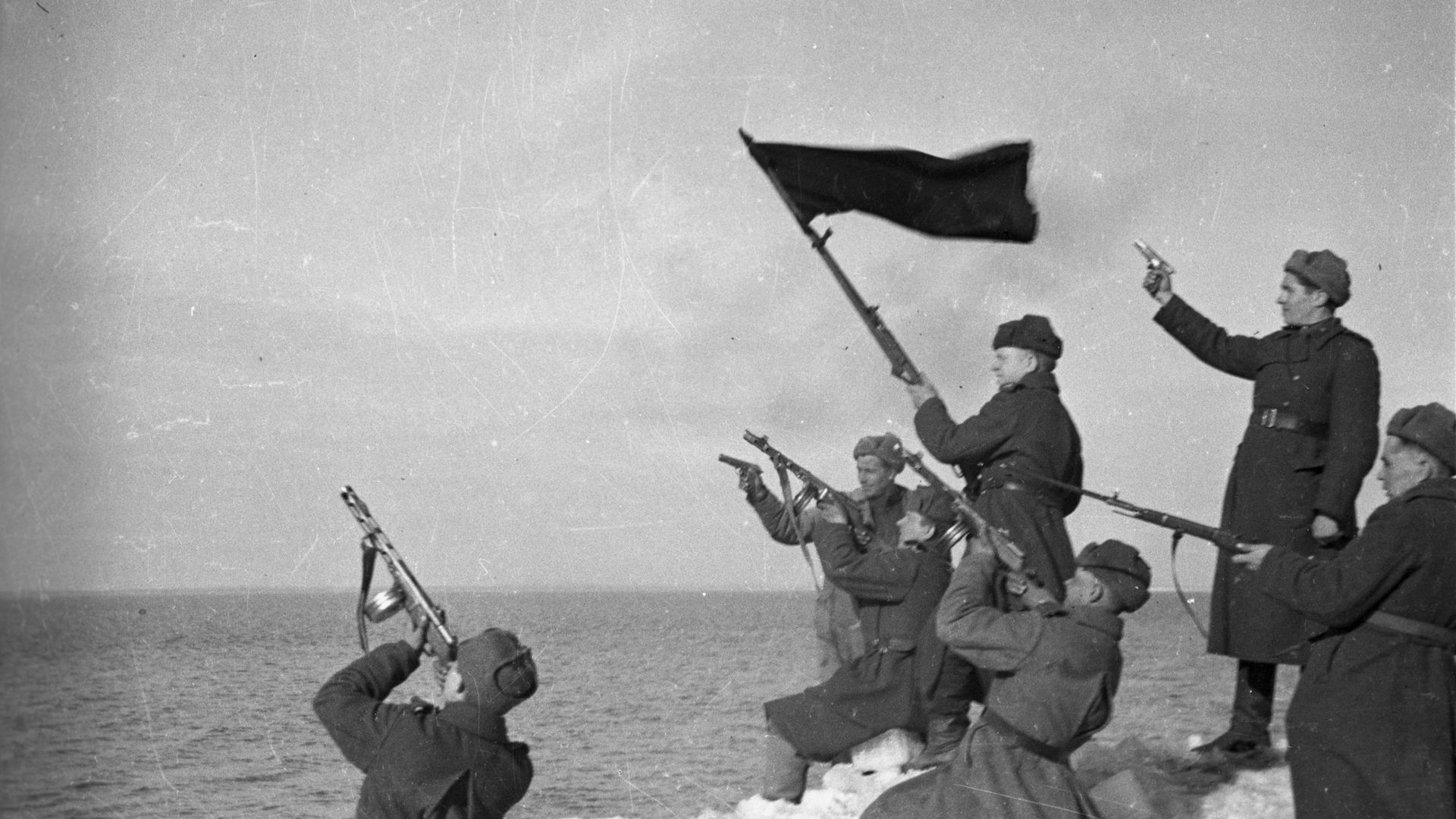 Советские солдаты салютуют в честь выхода к побережью Балтийского моря. Март, 1945 года. 3- й Белорусский фронт. Восточная Пруссия Советские солдаты салютуют в честь выхода к побережью Балтийского моря. Март, 1945 года. 3- й Белорусский фронт. Восточная Пруссия - РИА Новости, 1920, 08.02.2022
