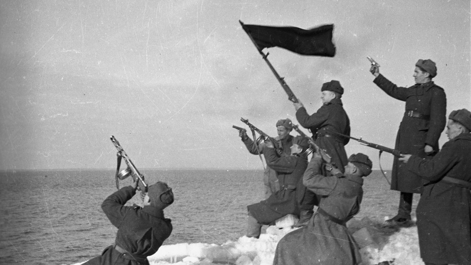 Советские солдаты салютуют в честь выхода к побережью Балтийского моря. Март, 1945 года. 3- й Белорусский фронт. Восточная Пруссия Советские солдаты салютуют в честь выхода к побережью Балтийского моря. Март, 1945 года. 3- й Белорусский фронт. Восточная Пруссия - РИА Новости, 1920, 08.02.2022
