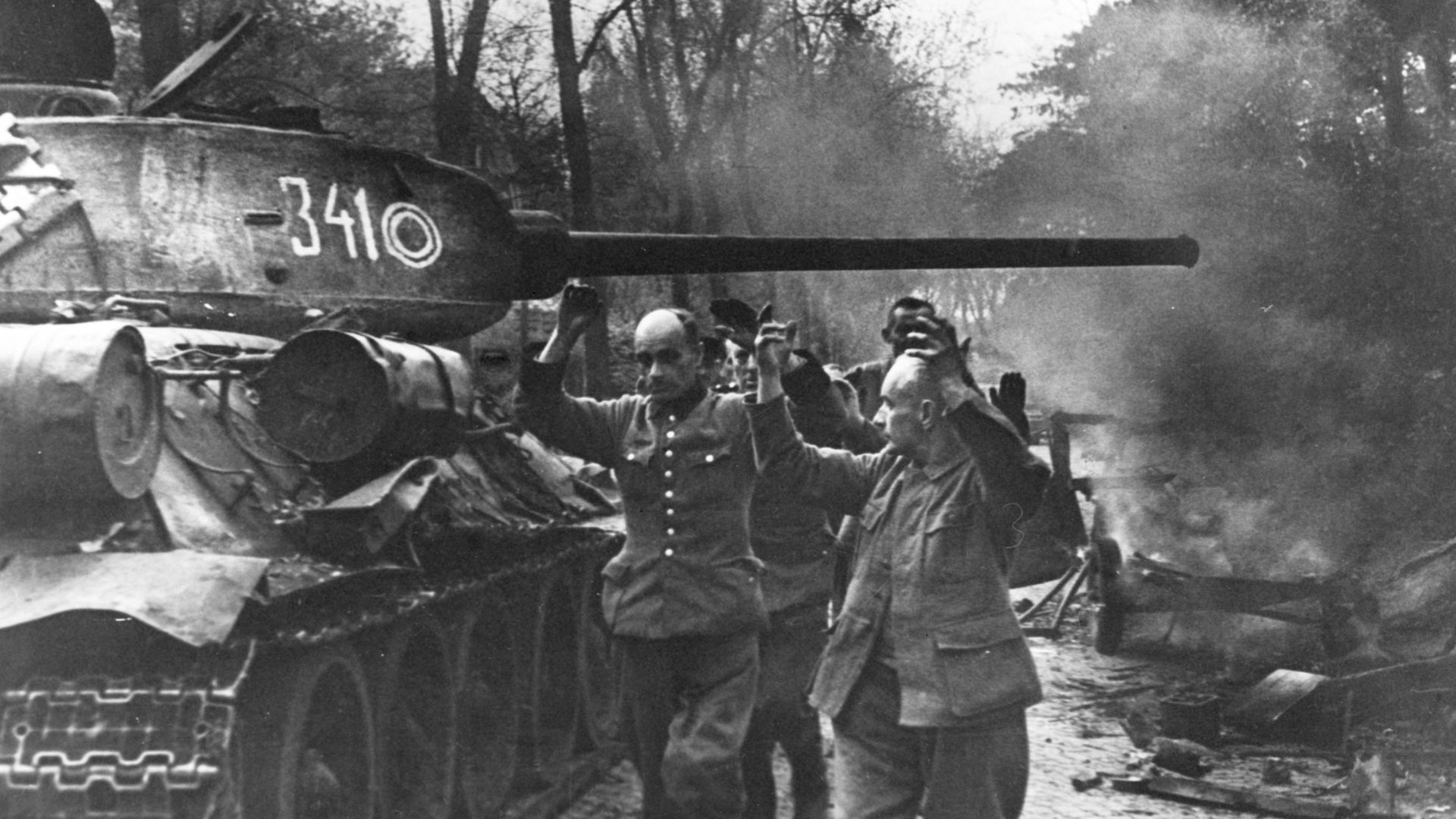 Фашисты сдаются в плен, 1945 год Фашисты сдаются в плен, 1945 год - РИА Новости, 1920, 06.12.2025