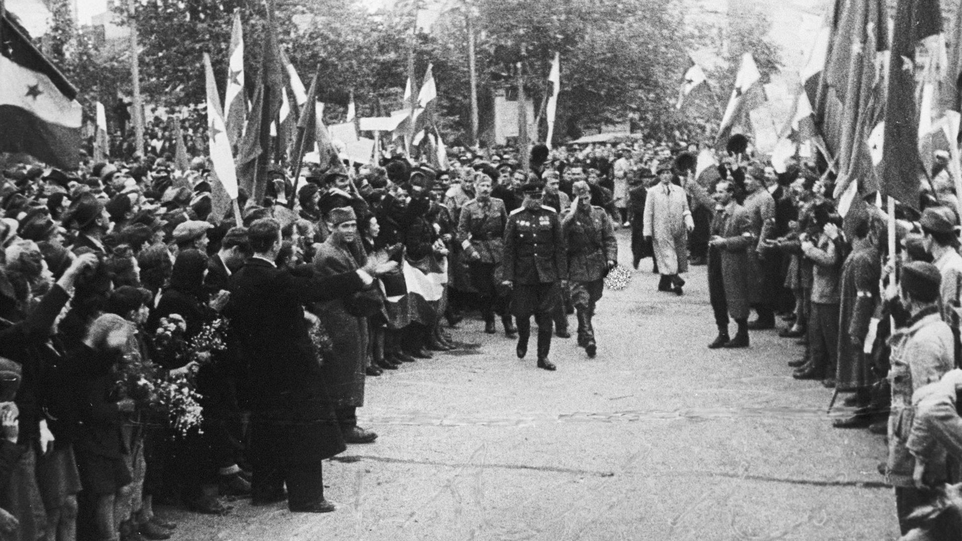 Советские войска и югославские партизаны входят в Белград Советские войска и югославские партизаны входят в Белград - РИА Новости, 1920, 20.10.2024